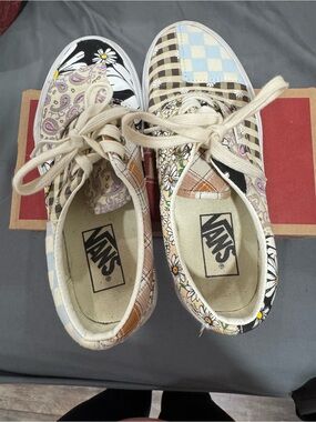 Vans Floral & Patchwork Low Top Sneakers - Multicolor size 6 EUC
